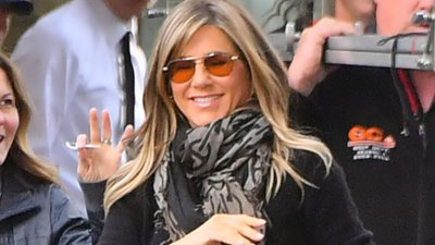 Jennifer Aniston w obcisłych jeansach, uśmiecha się, macha do fanów – promienieje! (ZDJĘCIA)