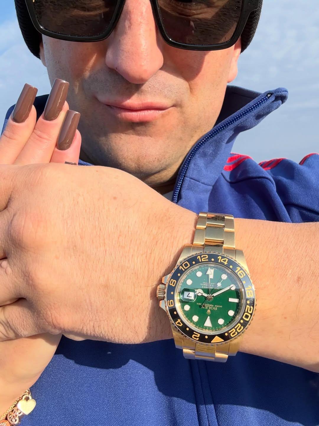 Michał Koterski na plaży z kobietą, fot. Instagram