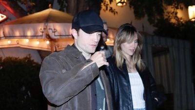 Robert Pattinson i Suki Waterhouse imprezują w Chateau Marmont [paparazzi]