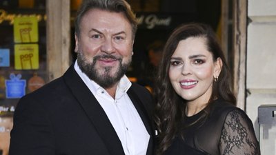 Michał Milowicz z młodszą o 13 lat partnerką na wakacjach. Widoki, jak z pocztówki