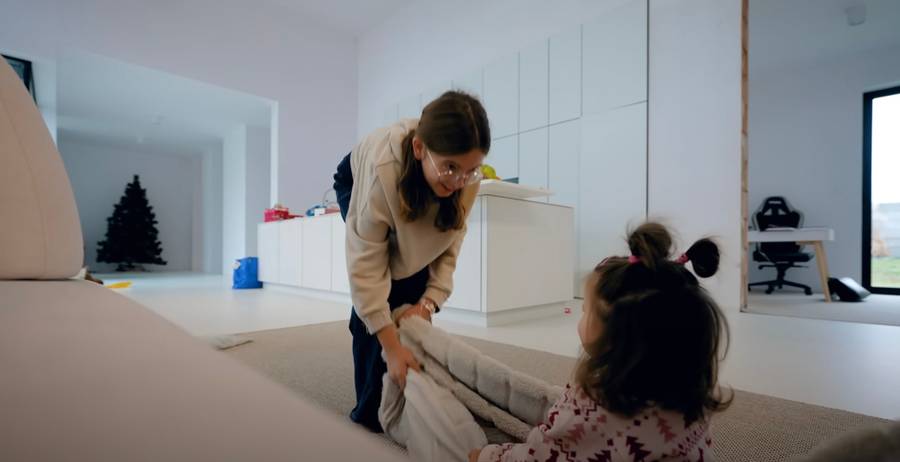 Dom rodziców Wersow. Beton, biel i ogromna przestrzeń (ZDJĘCIA)