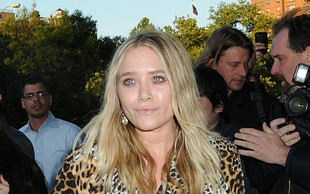 Poważna i drapieżna – siostry Olsen na premierze (FOTO)