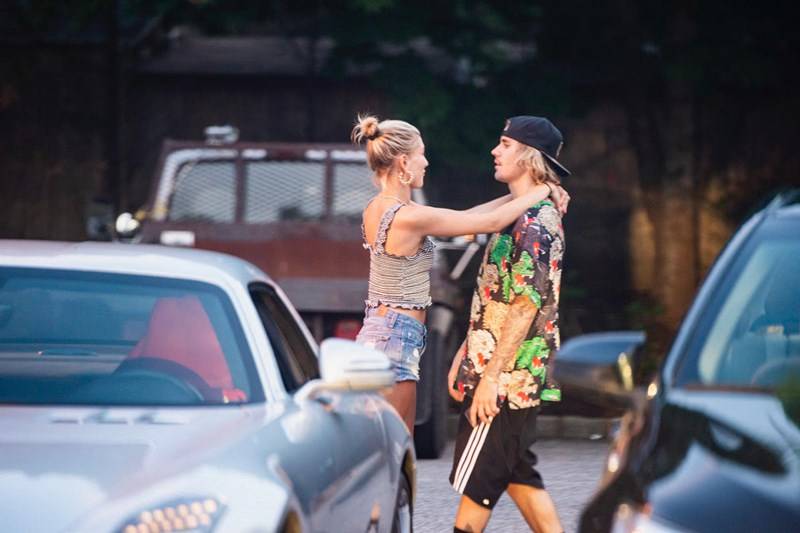 Hailey Baldwin pociesza Justina Biebera