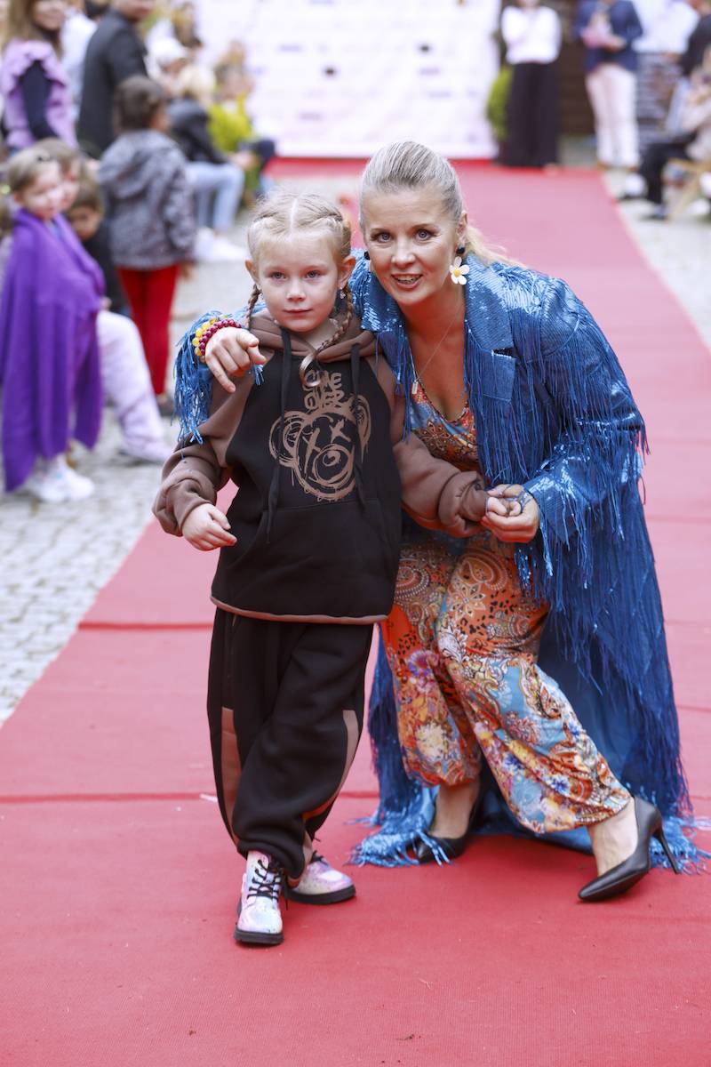 Wyjątkowy pokaz mody “Gwiazdy Dzieciom”! Pełne energii i uśmiechu Maja Hyży, Viki Gabor (FOTO)