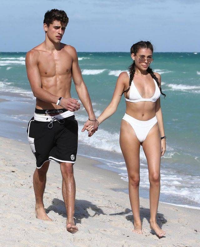 Madison Beer w białym bikini przemókł tampon i jest burza