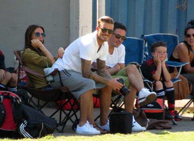 Victoria i David Beckham na rodzinnym meczu.