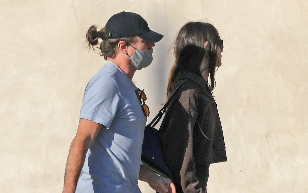 49-letni Leonardo DiCaprio z kitką i ukochaną u boku [paparazzi]