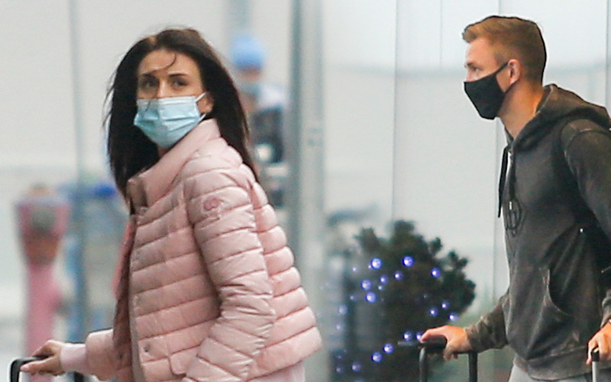 Jakub Rzeźniczak i Magda Stępień na lotnisku. U modelki widać brzuszek? (ZDJĘCIA)