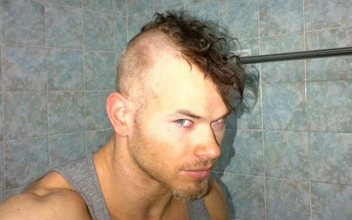 Kellan Lutz ogolił się na łyso (FOTO)
