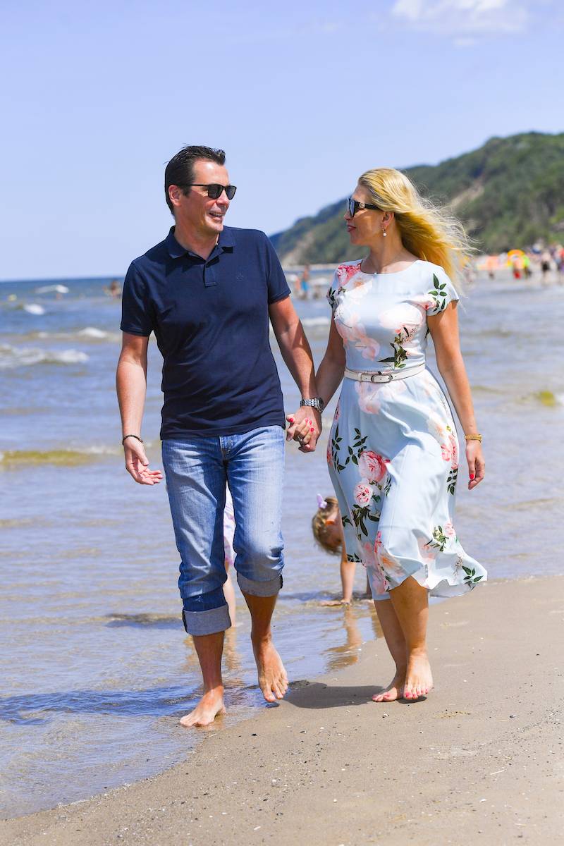 Katarzyna Bonda pozuje z narzeczonym na plaży w Międzyzdrojach. Cudowna para!