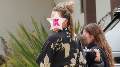 Crissy Teigen bez makijażu spędza weekend u znajomych (ZDJĘCIA)