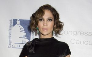 Jennifer Lopez otulona w czerń (FOTO)