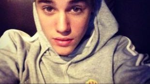 Bieber chwali się biustonoszem rzuconym na scenę (FOTO)