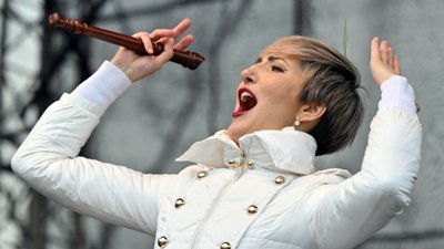 Magda Steczkowska kolęduje w Krakowie. Cóż to za strój anioła?!