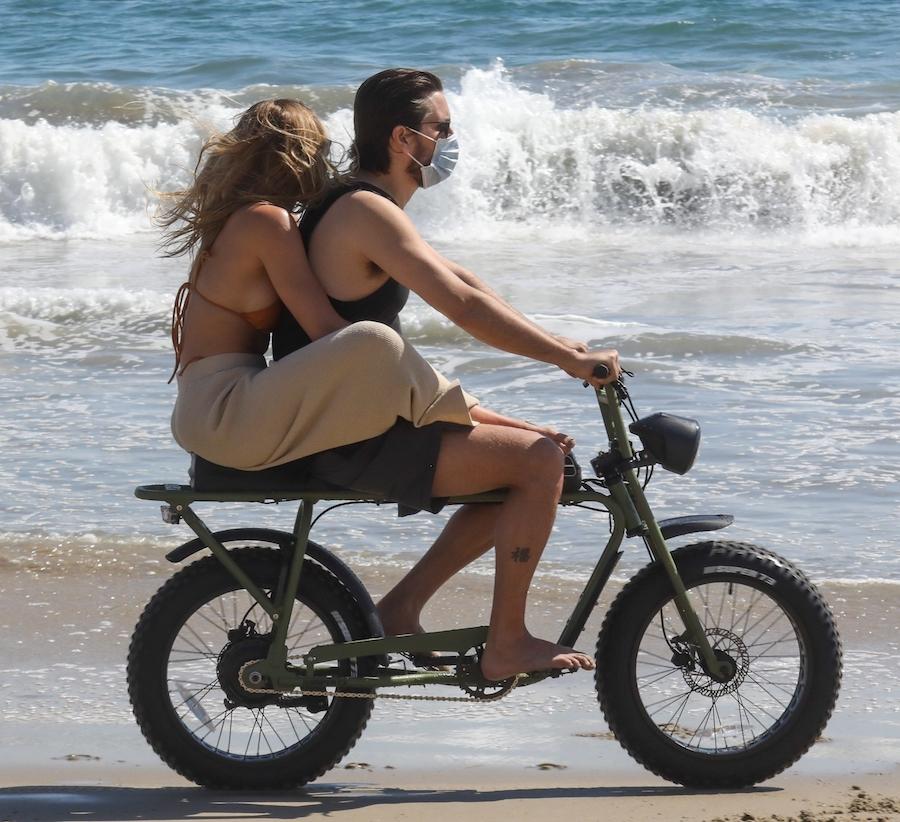 Sofia Richie przestała obserwować Scotta Disicka na Instagramie. Scott Disick z Sofią Richie na motorze.
