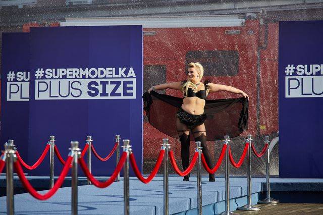 Supermodelka Plus Size – pokaz bielizny