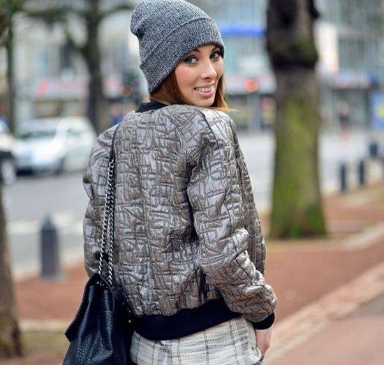 W co ubiera się Charlize Mystery