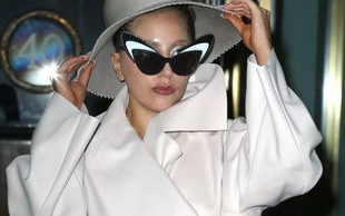 Zapomniała ściągnąć szlafrok po wyjściu spod prysznica?