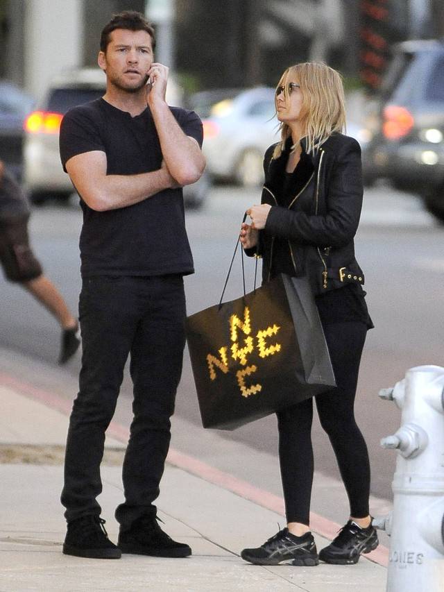 Sam Worthington na zakupach z dziewczyną, Larą Bingle