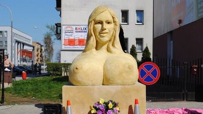 Prezydent odsłonił popiersie Dody! (VIDEO)