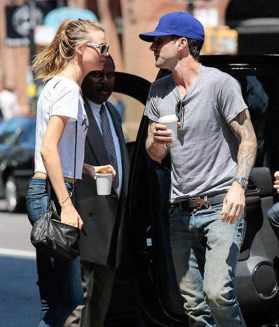 Zaręczeni Behati Prinsloo i Adam Levine spacerują po Nowym Jorku