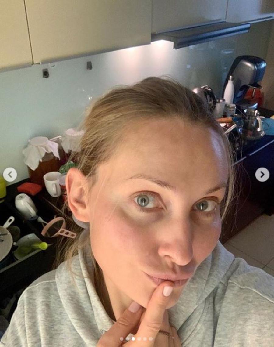 Joanna Moro z dystansem do siebie - nie wstydzi się bałaganu w domu. 