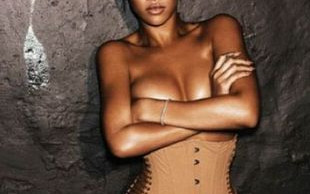 Rihanna pozuje topless (FOTO)