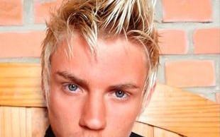 Był blondynem o niebieskich oczach, jest skośnookim brunetem