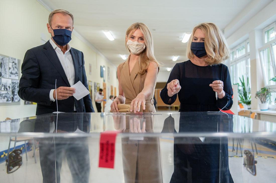 Kasia Tusk z rodzicami w lokalu wyborczym