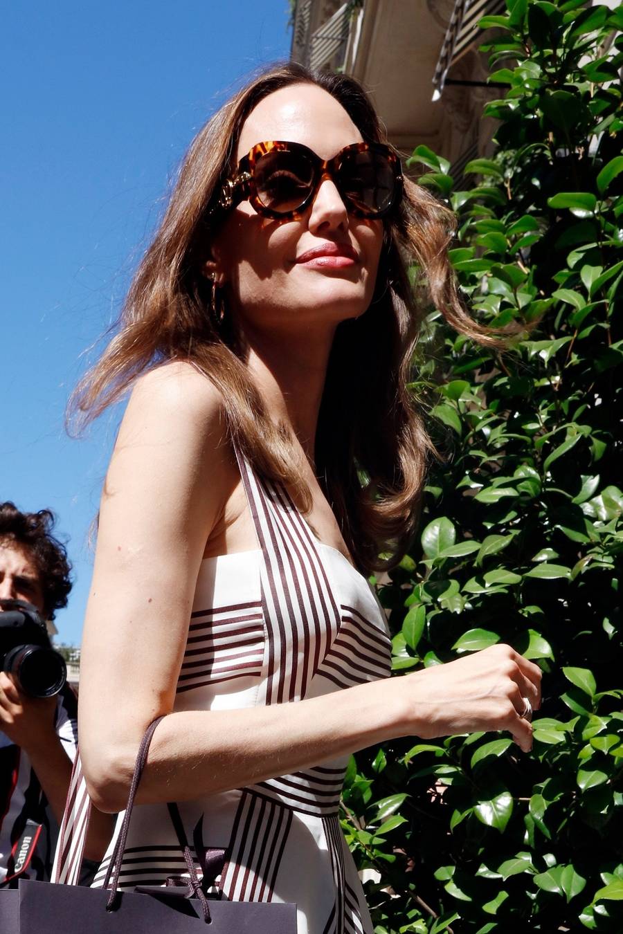 Angelina Jolie w długiej, letniej sukience w Paryżu