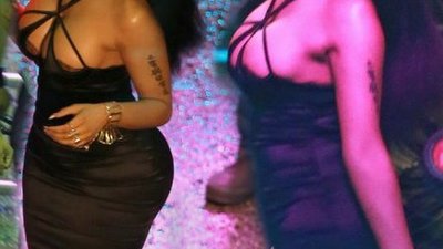 Piersi omal nie wyskoczyły jej z sukienki (FOTO)