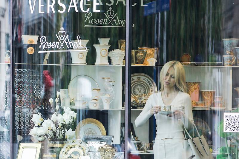 Magda Ogórek w torebce za 10 tys. złotych wybiera ekskluzywną porcelanę