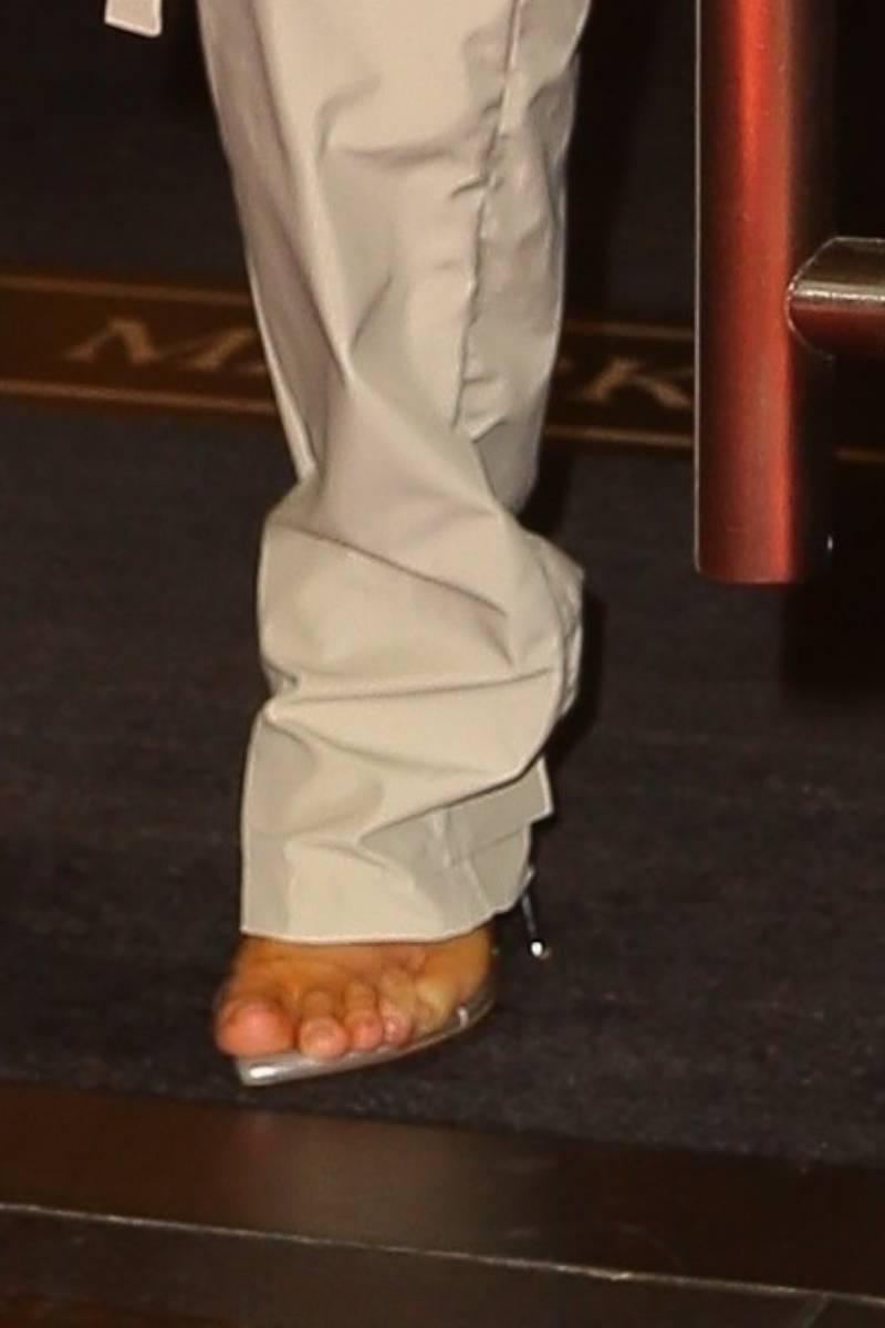 Kylie Jenner wychodzi z samolotu ze Stormi na rękach