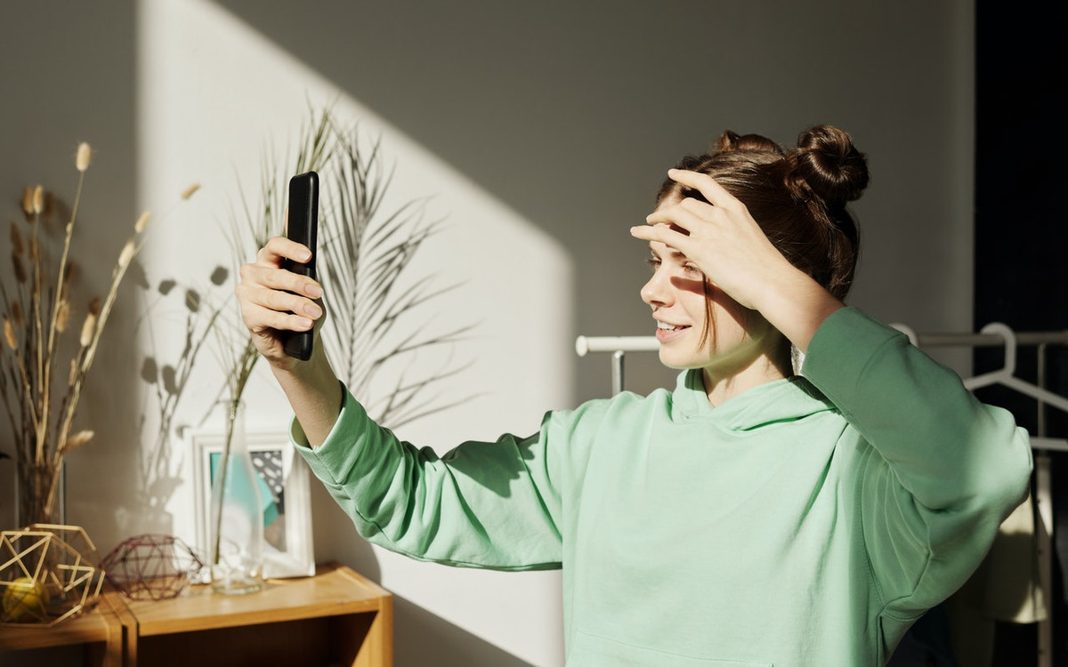 Bluzy damskie z kapturem — w jakich stylizacjach się sprawdzą?