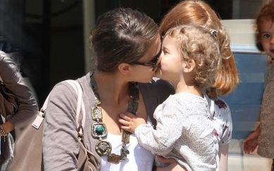 Jessica Alba na zakupach z córeczką (FOTO)