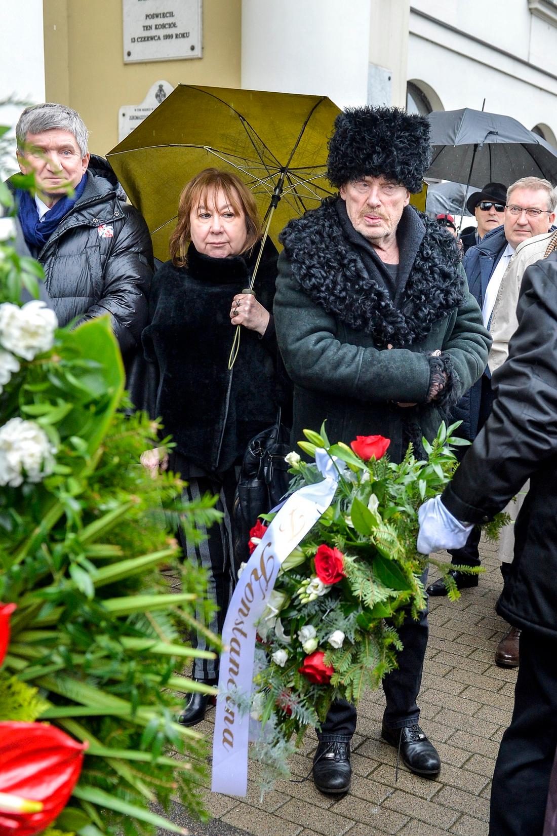 Daniel Olbrychski na pogrzebie reżysera. 