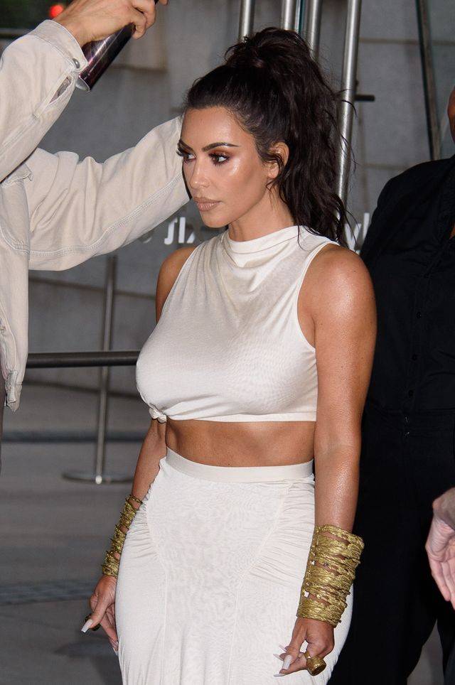 Kim Kardashian w białym komplecie jak egipska księżniczka