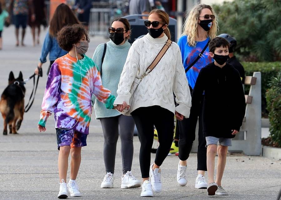 Jennifer Lopez na spacerze z bliźniakami Emmą i Max'em.