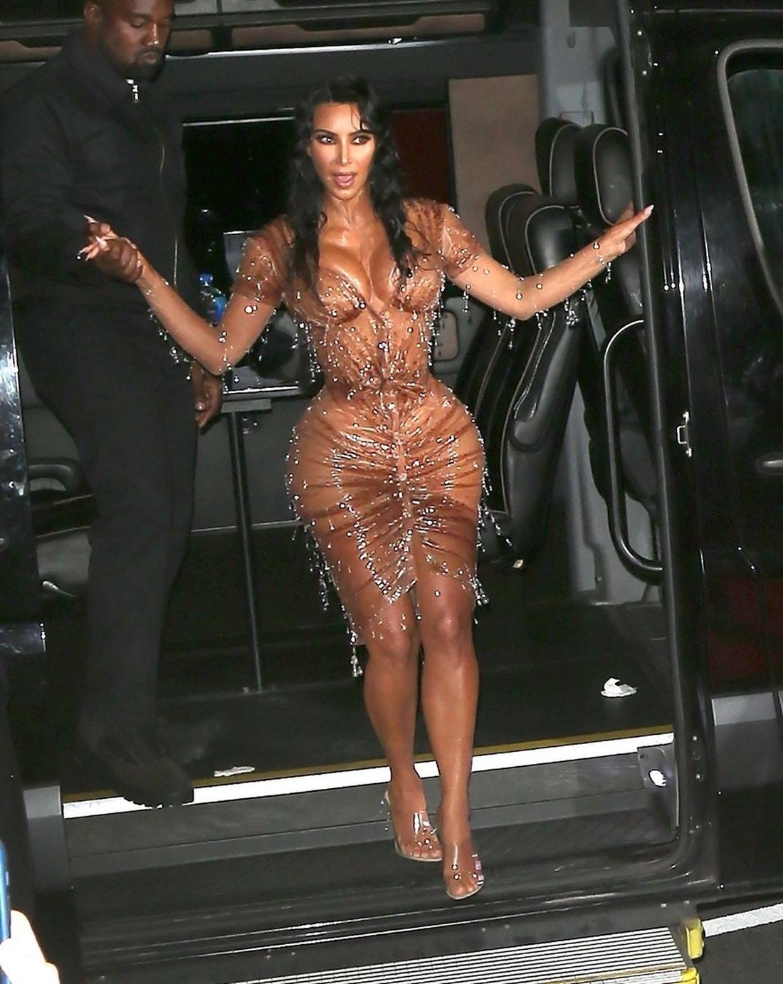 Kim Kardashian podczas Met Gali w 2019 w obcisłej sukience