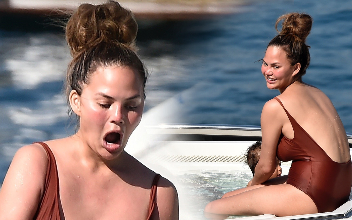Chrissy Teigen w stroju kąpielowym