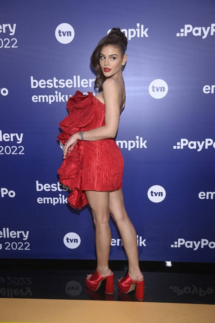 Bestsellery Empiku 2022: Doda świeci nóżką i dekoltem, limonkowa Joanna Opozda, ciężarna Sylwia Przybysz z mężem