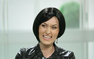 Sara May chwali się swoim biustem