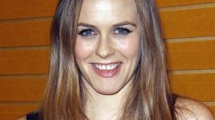 46-letnia Alicia Silverstone pozuje nago, “zarzekałam się, że nigdy tego nie zrobię”