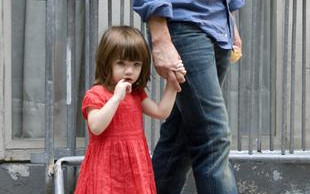 Suri już nie pcha palca do buzi