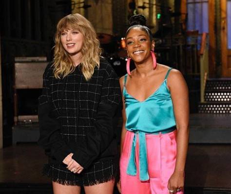 Przyznajcie się, ilu z Was odkryło, że Taylor ukrywa ciążowy brzuszek?