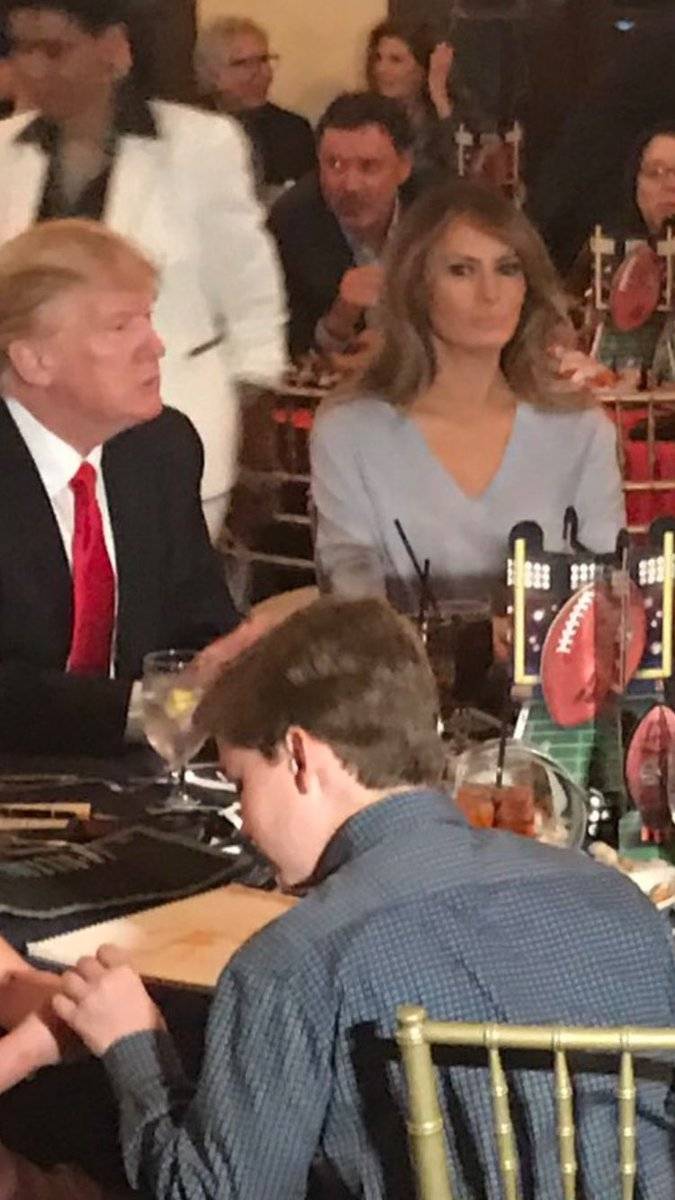 Melania Trump podczas finału Super Bowl wyglądała… jak na pogrzebie?