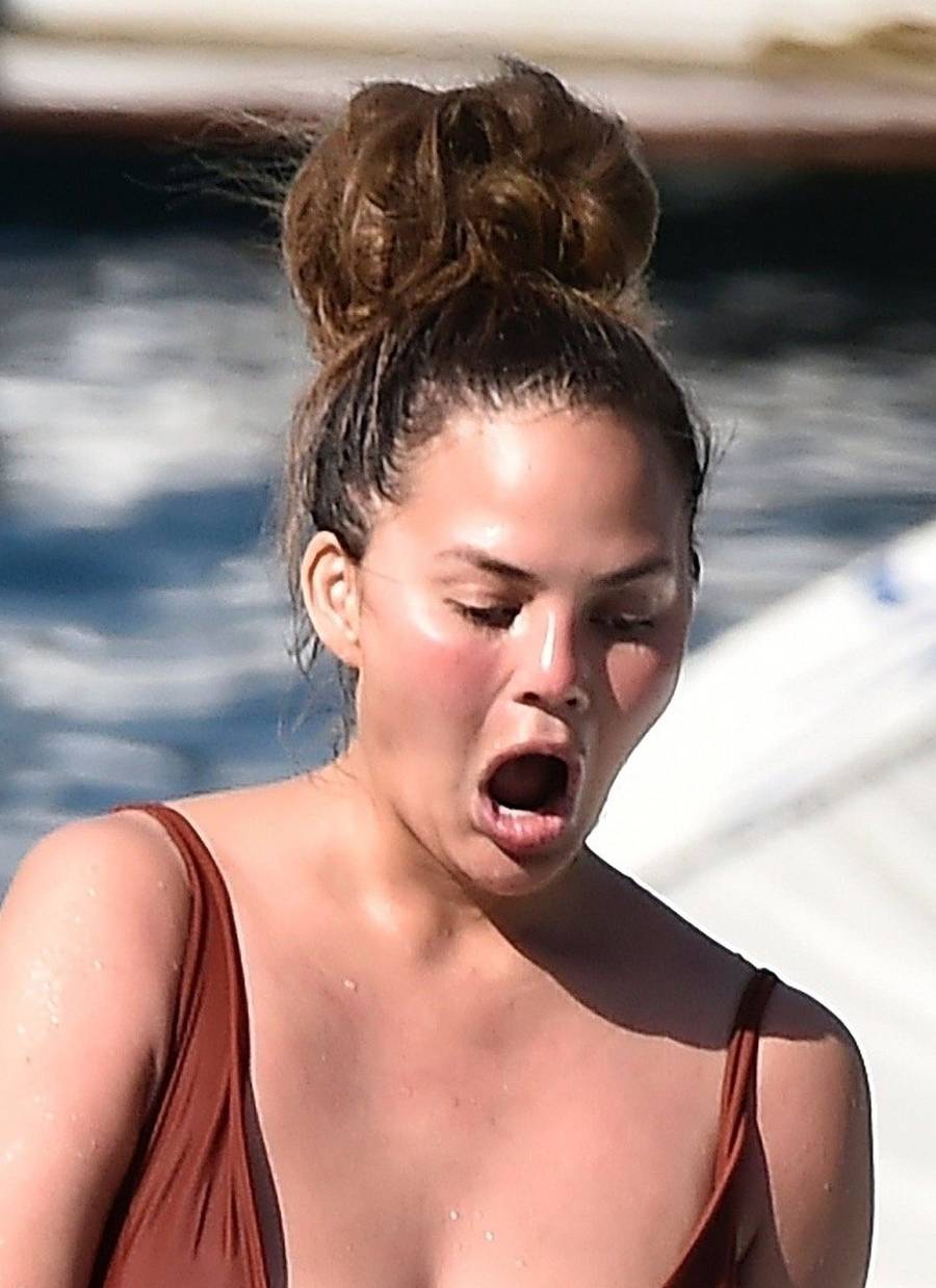 Chrissy Teigen w stroju kąpielowym
