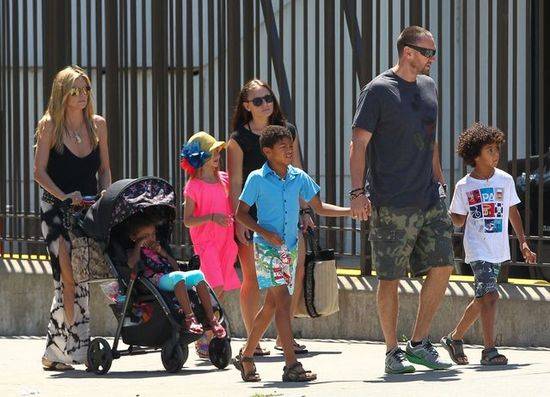 Heidi Klum i Martin Kristen z dziećmi w parku