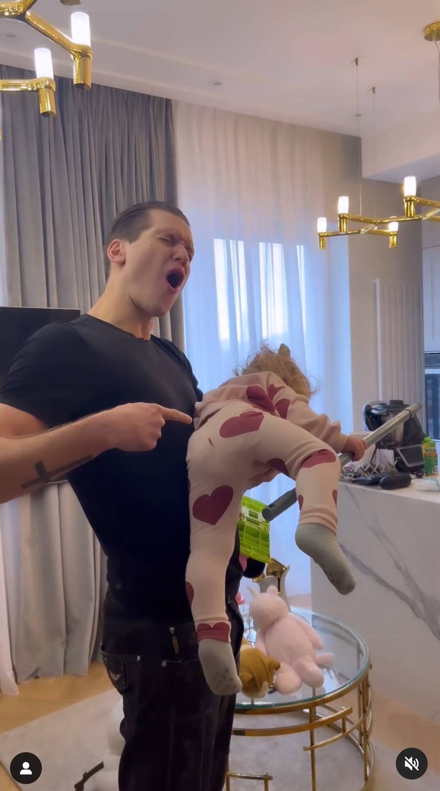 Hanna Żudziewicz i Jacek Jeschke mieszkają z Różą w dwupoziomowym apartamencie. Tak wyglądają ich luksusowe wnętrza (ZDJĘCIA)