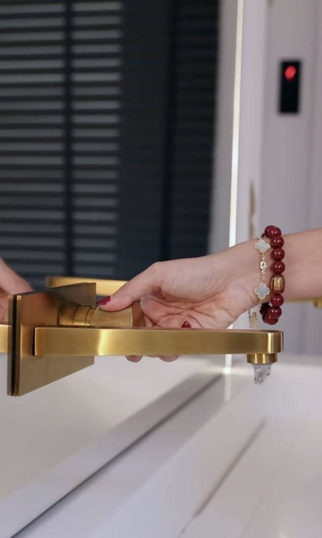 Sandra Kubicka pokazała swoją nową łazienkę! Złoto, transparentna wanna i wielkie podświetlane lustra (FOTO)